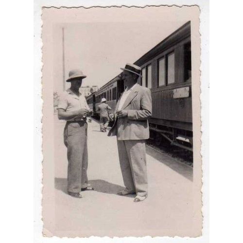 Vraie Photo Argentique Train Ancien Wagon Voyageur Quai De Gare Casque Colonial