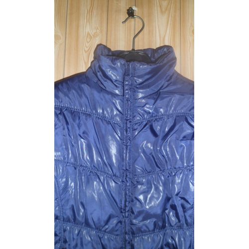 Doudoune, Couleur Indigo. Taille 36. 100 % Polyester. Longueur Totale : 70 Cm. D&#39occasion : Bon État.
