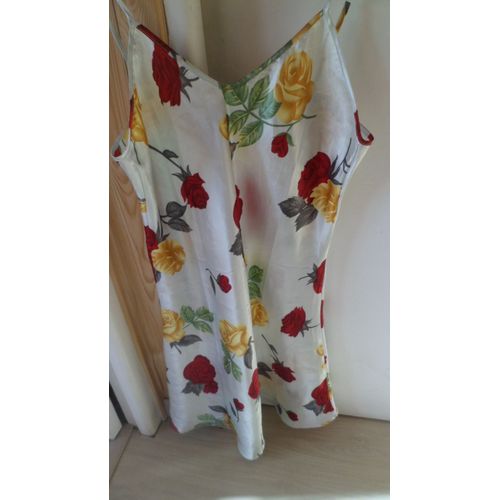 Nuisette Taille M. Motif &#34roses&#34. Taille M Longueur 80 Cm. D&#39occasion.