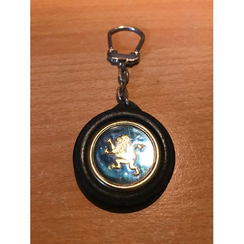 Porte Clé , Clef , Clefs Peugeot Ancien , Couleur Doré Et Fond Bleu , Forme Pneu