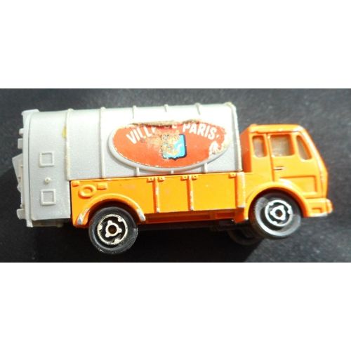Camion Poubelle Mercédès"Ville De Paris" Majorette Made In France Au 1/100e, N° 215 En Plastique. Longueur Totale 7.3cm, Largeur 2.8cm, Hauteur 3.5cm Le Hayon Arrière Bascule-Majorette-Majorette