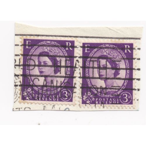 Timbre Royaume Uni : 2 Timbres Oblitérés, Reine Elizabeth I I De Trois Quart Face Dans Un Cadre Ovale Sur Fond Violet, Type Wilding, 3 Pence