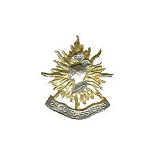 Insigne : Heaume Empanaché D'argent De Profil Dans Un Soleil D'or Sur Un Listel D'argent Portant Le Nom Du Régiment " 2e Cuirassiers " ( Fabricant : Y. Delsart - Sens )
