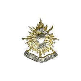 Insigne : Heaume Empanaché D'argent De Profil Dans Un Soleil D'or Sur Un Listel D'argent Portant Le Nom Du Régiment " 2e Cuirassiers " ( Fabricant : Y. Delsart - Sens )