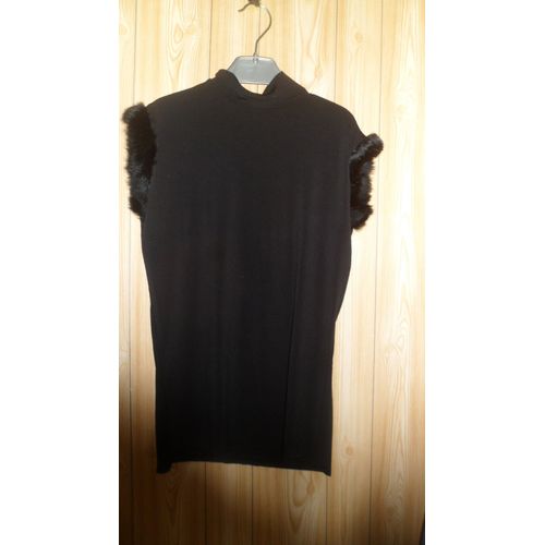 Top Noir, Taille Unique (36/38). Fourrure Aux Emmanchures. Marque "Frime Paris". 93 % Polyester - 7 % Élasthanne. Longueur Totale : 55 Cm Largeur Taille : 30 Cm D'occasion : Bon État.