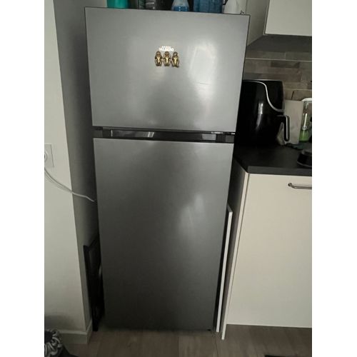Réfrigérateur Valberg - Idéal pour 1 à 2 personnes ( 3 clayettes, 1 bac à legumes et 3 balconnets)