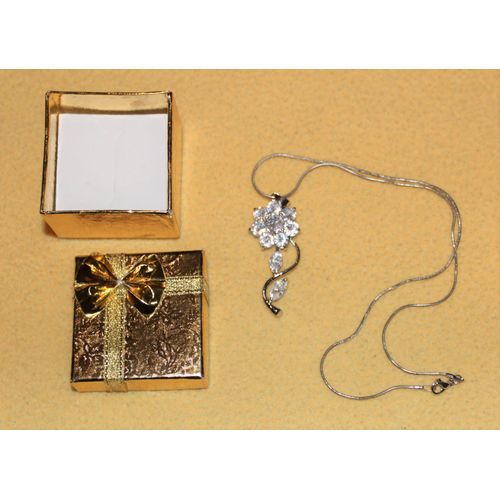 Collier Métal Argenté Et Pendentif Fleur