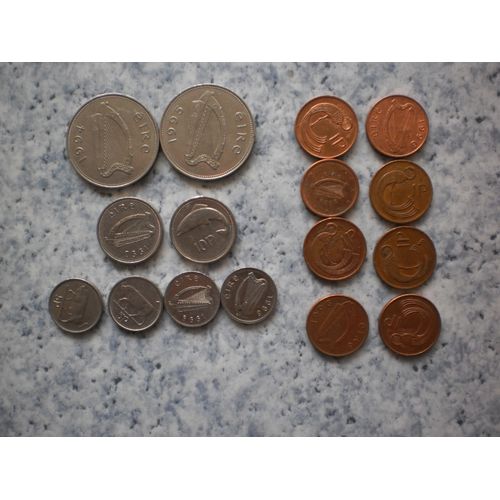 Lot De 16 Pièces D'irlande : 2 D'une Pound, 2 De 10 Penny, 4 De 5 Penny, 7 De 1 Penny Et 1 De 2 Cents D'euro