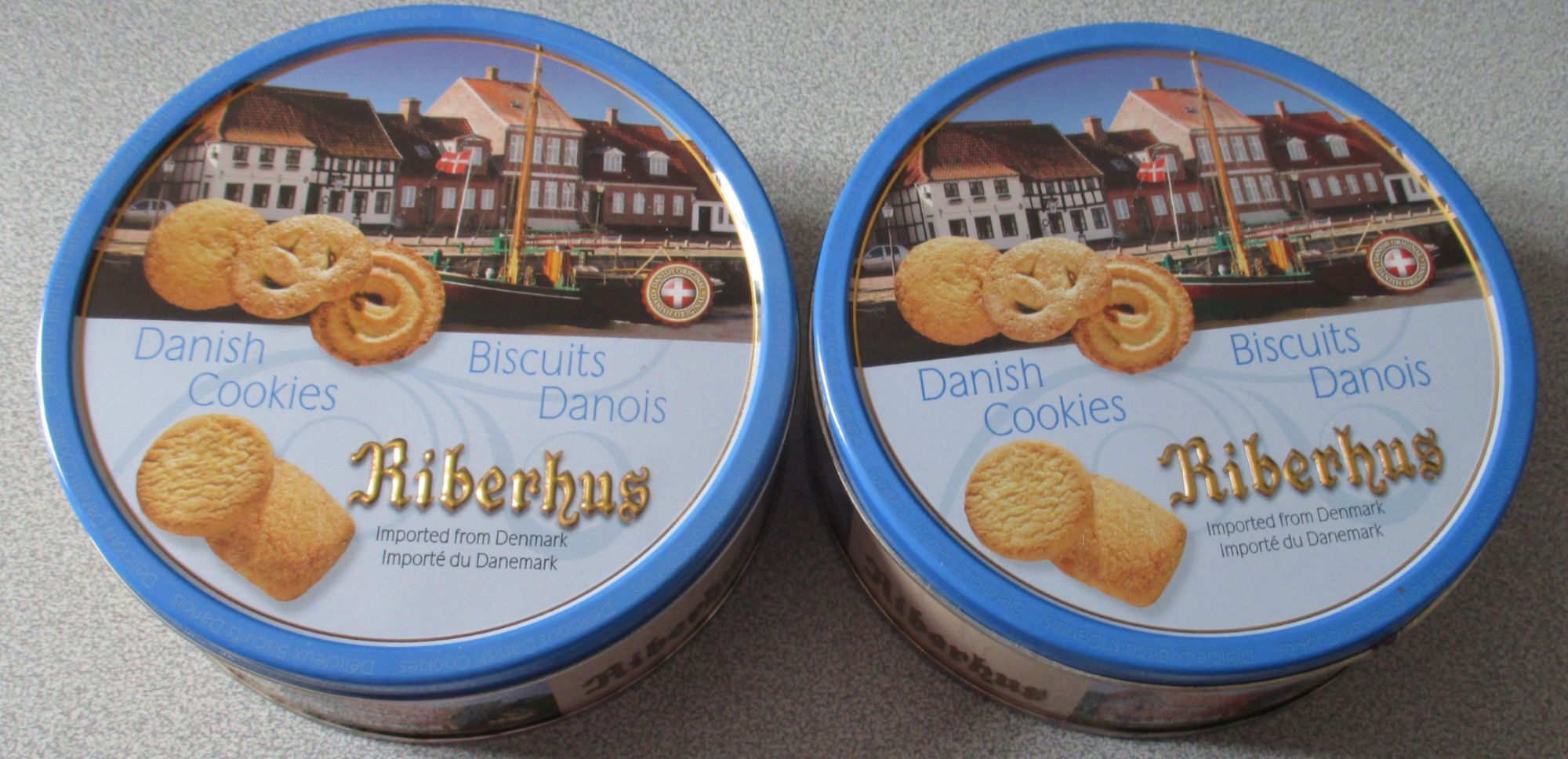 Deux Boites Metalliques Rondes Des Biscuits Danois Riberhus Fond Bleu Decorees D Une Image De Maisons Le Long D Un Quai Avec Bateaux Images Differentes Au Pourtour Avec Couvercle Vendues Vides Rakuten