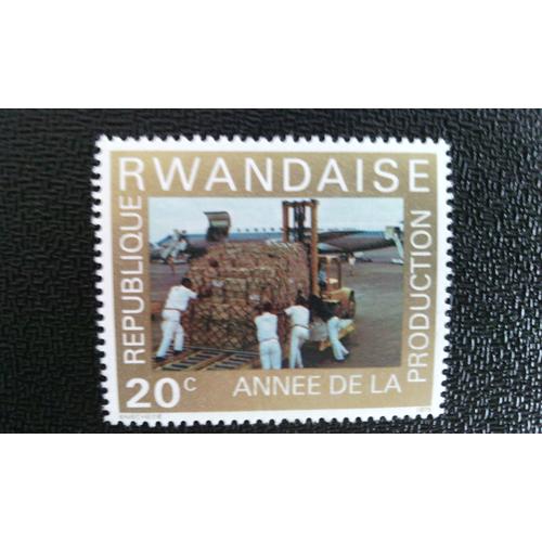 Timbre Rwanda Yt 676 Chariot Élévateur Sur L'aérodrome 1975