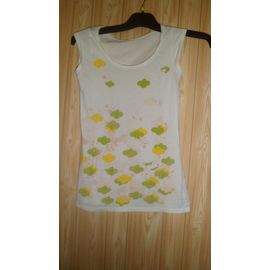 Tee-Shirt Blanc, Motif Petites Licornes Et Nuages De Couleurs. T. 34/36. Sans Étiquette. Longueur Totale : 57 Cm Environ. Quelques Signes D'usure, Mais Pas De Trous.