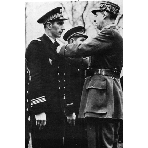 Ww2 - Le Gal De Gaulle Décore Un Officier Du Sous-Marin Junon En Angleterre