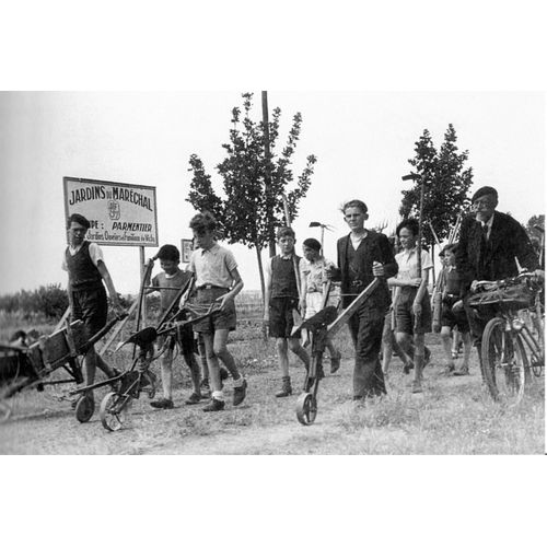 Ww2 - Jeunes Français Au Travail Dans Les Jardins Du Maréchal