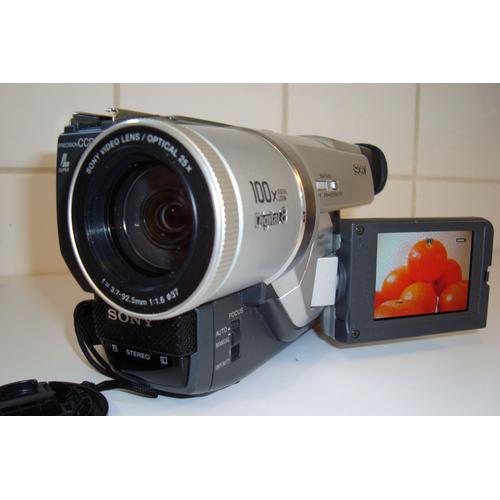 Sony Handycam DCR-TRV320E - Caméscope - 800 KP - 25x zoom optique - Digital8 - noir, argent métallique