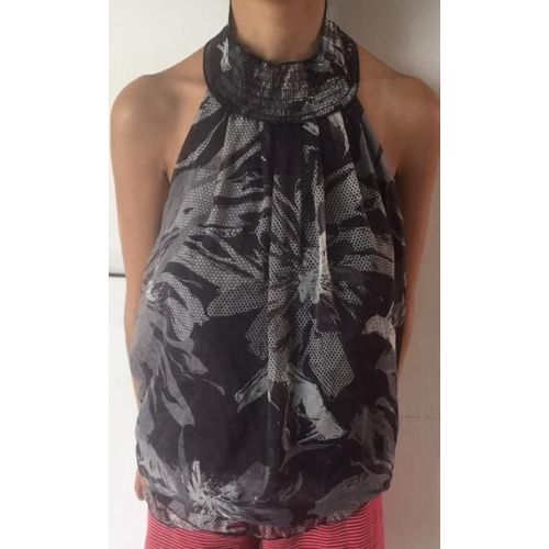 Top Fee Red. Taille M. Neuf. Doublé. Epaules Découvertes. 100 % Polyester.