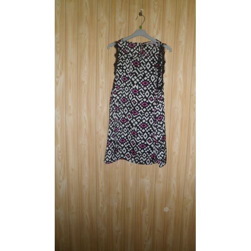 Haut Femme Woman. Sans Manches. Emmanchures Dentelle Effilochée. Taille 36. Fermeture Dos Par Un Petit Bouton.