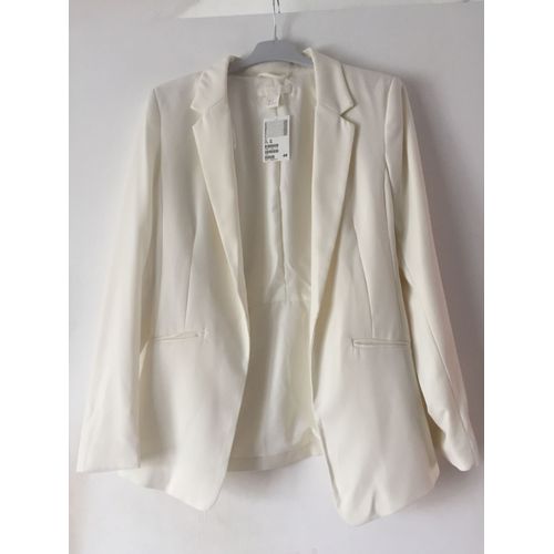 Veste Blanc Cassé H & M. Taille 36. Neuve. Légèrement Satinée. Doublée. 2 Poches Avant. 90 % Polyester, 10 % Élasthanne. Longueur Totale : 72 Cm Environ