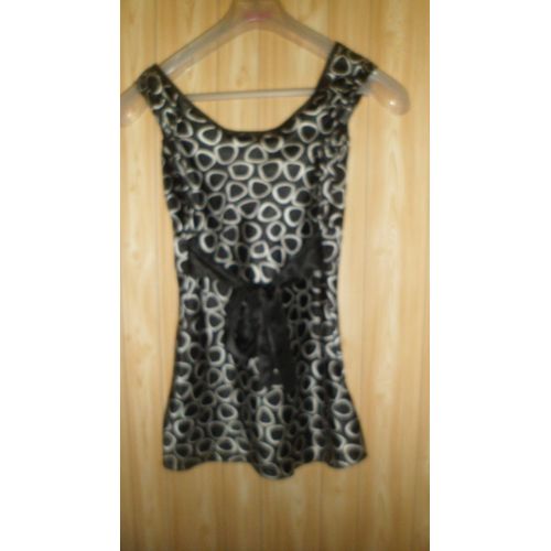 Tunique Grise Satinée C&a. Taille 38. Motif Ronds Sur Tissu Fond Noir Satiné. Décolleté Croisé. Fermeture Par Ceinture Satinée Noire. Longueur Totale : 67 Cm Environ (À Comptant Les Bretelles). 100 %