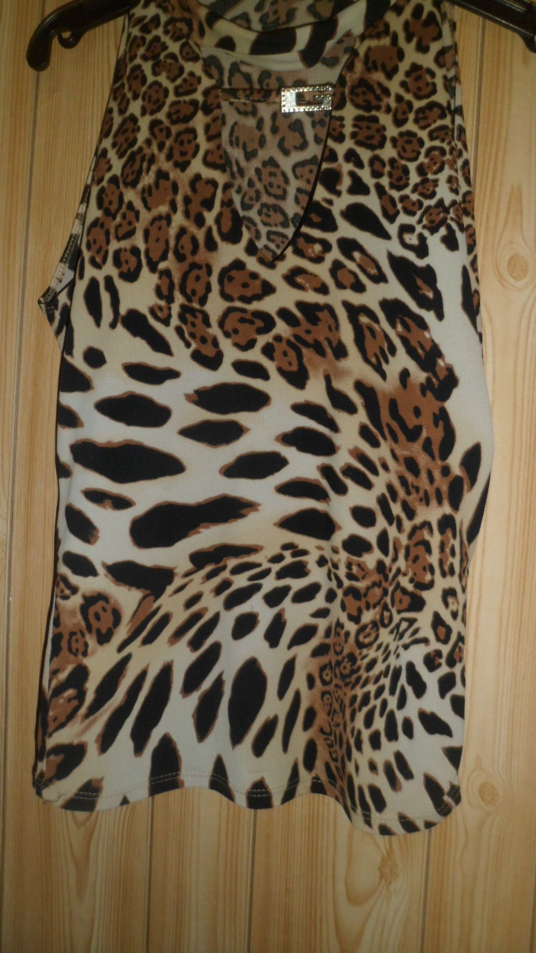 Top Sans Manches Jus De Pom Motif Panthère. Taille Unique (36/38) Echancrure Au Dos. Doublé Au Niveau Du Bustier. 92 % Polyester - 8 % Élasthanne. Longueur Totale : 55 Cm