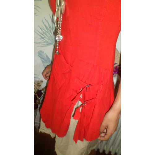 Tunique Rouge. Taille 34. 50 % Lin, 50 % Coton. Porté Par Un Mannequin Mesurant 1,65 M. 1 Poche À L'avant. 2 Liens Fantaisie Fermant Par Crochets. Made In Italy. Longueur Totale : 78 Cm Environ.