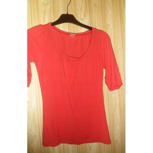 Tee-Shirt Rouge Camaïeu. Manches Mi-Longues. Taille 2 95 % Viscose, 5 % Élasthanne.