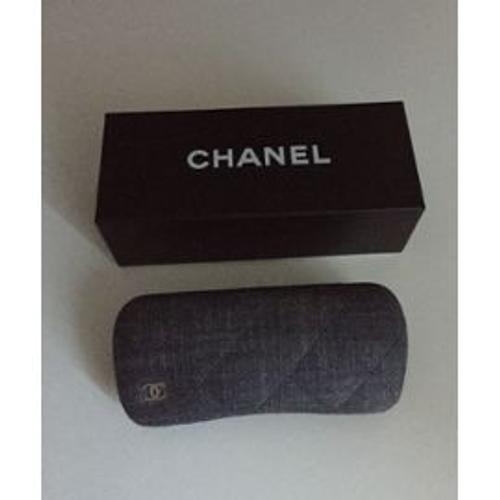 Étui À Lunettes Chanel En Tissu Jean Bleu Matelassé Et Sa Boîte En Carton Noire Et Blanche Chanel