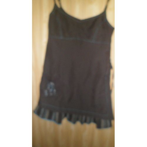 Robe Sans Manches, Doublée, Kiabi, Taille 34/36 100 % Polyamide. Doublure : 100 % Polyester. Fines Bretelles Ajustables. Tissus Superposés. Fermeture Eclair Au Dos. 1 Poche Avant. Longueur Totale À P