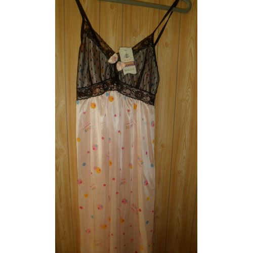 Nuisette Rose À Pois De Couleurs. Inscription Mickey. Taille 38. Petit Noeud Rose Sur Plastron En Tulle Noir. Longueur Totale Après Les Bretelles : 78 Cm Environ. Neuf Avec Étiquette : Léger Accroc S