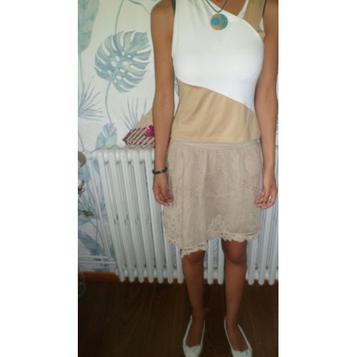 Tee-Shirt Etam Blanc Et Crème. Taille 38. 96 % Polyamide, 4 % Élasthanne. Longueur Totale : 51 Cm.