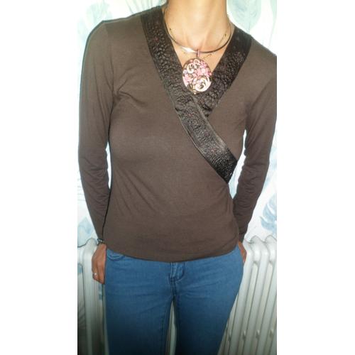 Tee-Shirt Caroll. Manches Longue. Couleur Marron. Taille 38. 96 % Modal, 4 % Élasthanne. Longueur Totale : 54 Cm Également.