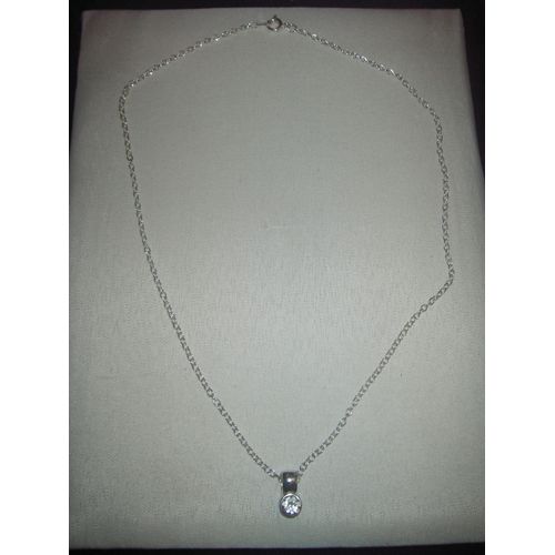 Chaîne Ras De Cou Et Pendentif Strass ,Coloris Argenté ,En Alliage De Zinc ,Longueur Fermé 20 Cm,Fermoir Mousqueton .