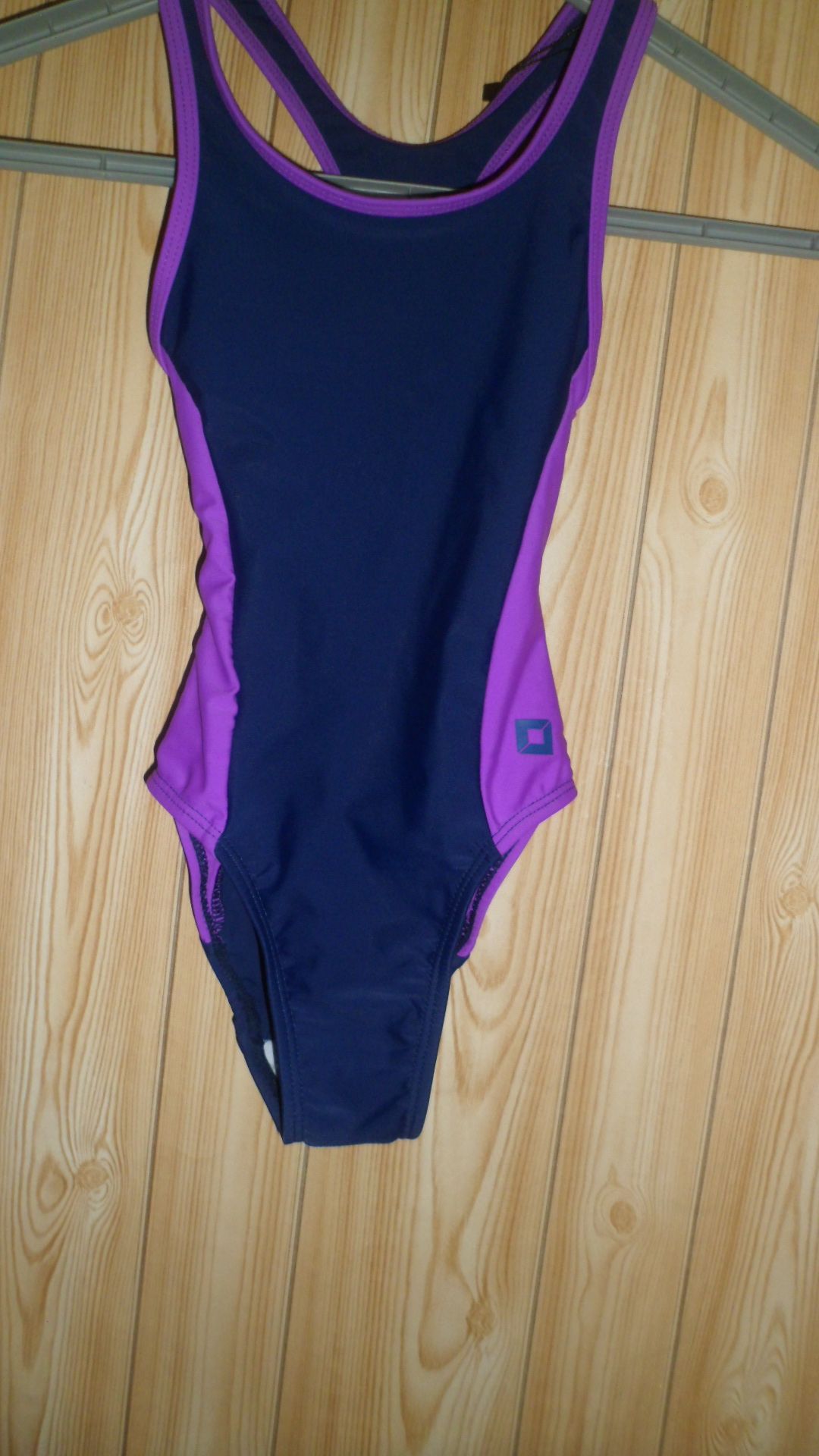 Maillot De Bains Enfant 1 Pièce. 5/6 Ans. 80 % Polyamide, 20 % Élasthanne. Couleur : Bleu Marine, Mauve.