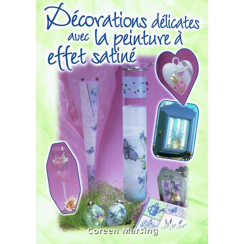 Décorations Délicates Avec La Peinture À Effet Satiné