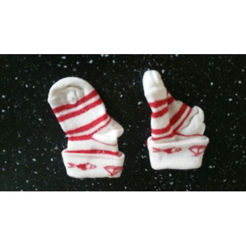 Une Paire De Chaussettes À Rayures Blanche Et Rouge Revers Bateau, Poisson 1 Mois