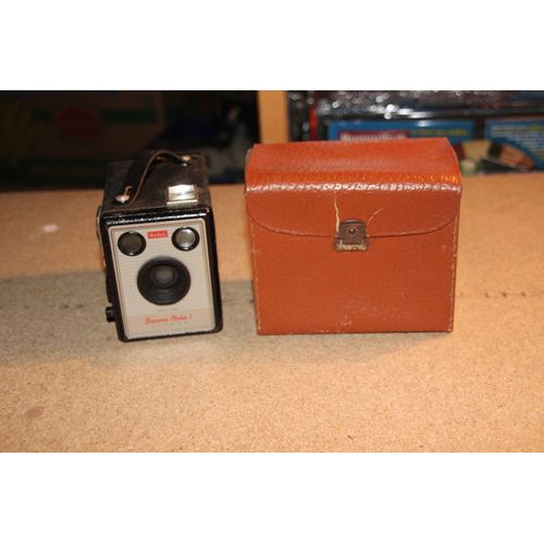 Brownie model 1 camera kodet lens made in england by kodak limited london