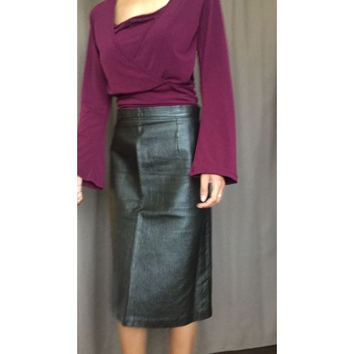 Jupe En Skaï (Faite Sur Mesure). Taille 36. Fermeture Eclair Au Dos. Fente À L'arrière. Longueur Totale : 61 Cm. Remarque : Couture Fente Légèrement Décousue (Discret). L'ourlet N'est Pas Cousu, Compt