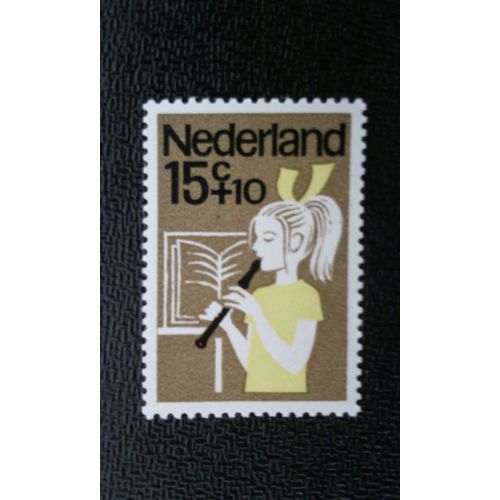 Timbre Pays-Bas (Hollande - Nederland) Yt 806 Fille Jouant De La Flûte 1964