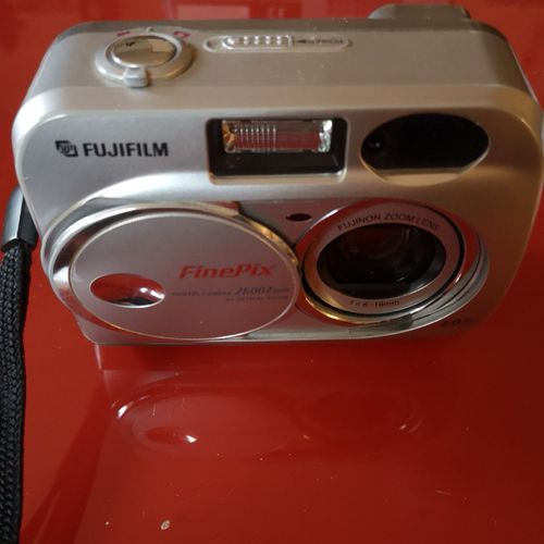 Appareil photo Compact Fujifilm FinePix 2600 Zoom Argent compact - 2.0 MP - 3x zoom optique - argent