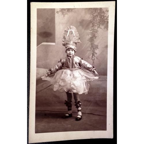 Photo Carte Postale Ancienne : Enfant Dans Un Costume Très Bizarre...