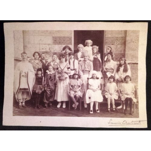 Photographie Ancienne : Troupe De Théâtre En Costume Chez Le Commandant Deroche (Louis Aubert)