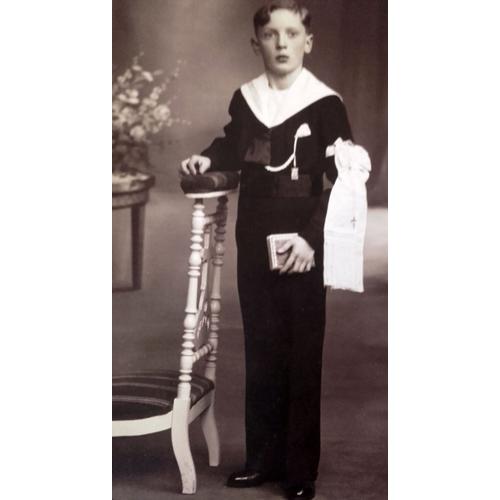 Photographie Ancienne 1940 En Pochette : Communiant Debout En Joli Costume
