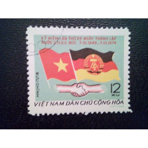 Timbre Vietnam - Nord Yt 869 Drapeaux Du Vietnam Et Dr Allemagne 1975
