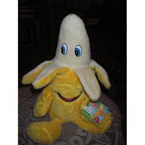 Peluche Banane À Demi Épluchée Pour Jouer Et Câliner De Marque Play Tive Junior ,Coloris Jaune Et Blanc ,Bouche Brodée Rouge ,Yeux Pastilles Pvc Collées ,Dimensions :Haut 37 X Larg 24 X Prof 10 Cm .