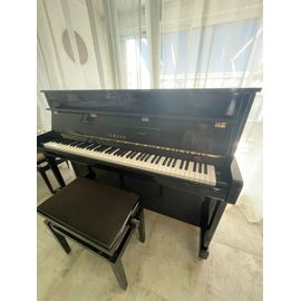 Piano Droit Yamaha Modèle B2 En Parfait État Fonctionnel Design Noir Brillant