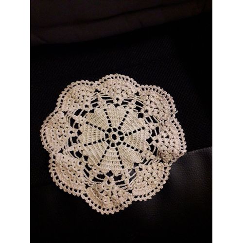 Petit Napperon Rond Jaune Fait Main Au Crochet