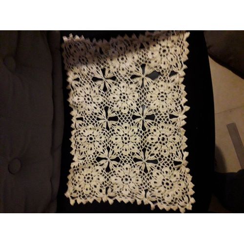 Petit Napperon Rectangulaire Jaune Fait Main Au Crochet