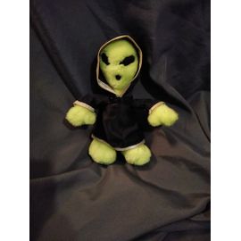 Peluche Alien Vert Tunique Noire