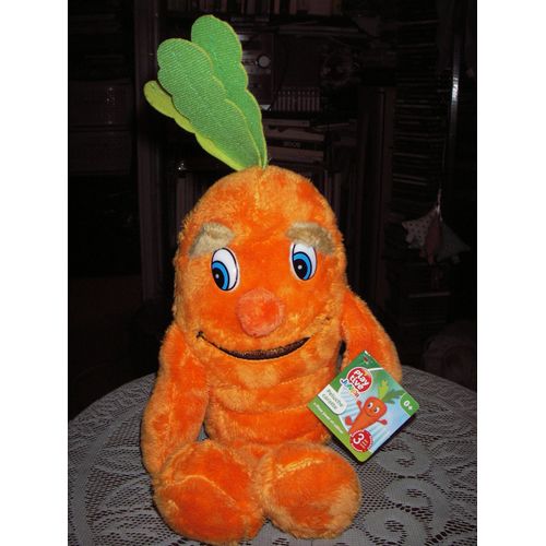 Peluche Carotte Pour Jouer Et Câliner , Marque Play Tive Junior ,Coloris Orange ,Feuille Feutrine Verte Brodée,Bouche Brodée ,Yeux Pastilles Pvc Collées ,Dimensions :Hauteur 40 X Largeur 17 X Profonde