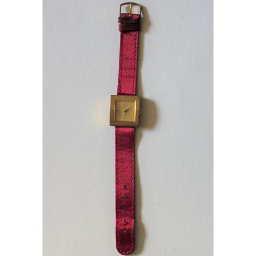 Montre Isabel Vittori Dorée Cadran Carré Bracelet Rouge