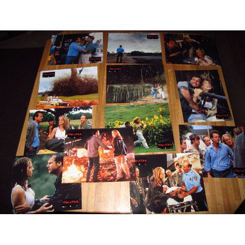 Twister : Jeu De 12 Photos D'exploitation Cinématographique - Format 21,5x27,5 Cm - De Jan De Bont Avec Helen Hunt, Bill Paxton, Jami Gertz, Lois Smith, Philip Seymour Hoffman, Todd Field - 1996